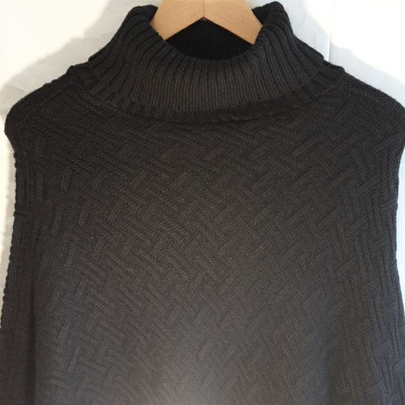 NWT. Turtleneck Sweater Poncho By New York & Co - Picture 2 of 6